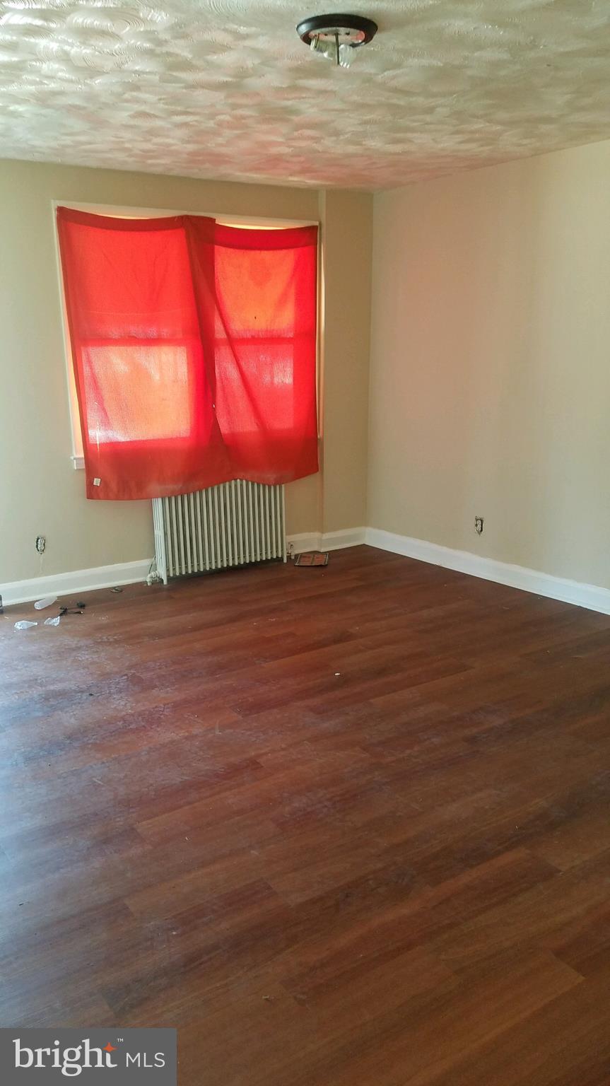 924 Wicklow Road Baltimore, MD 21229 - Photo 4 of 9 Living Room