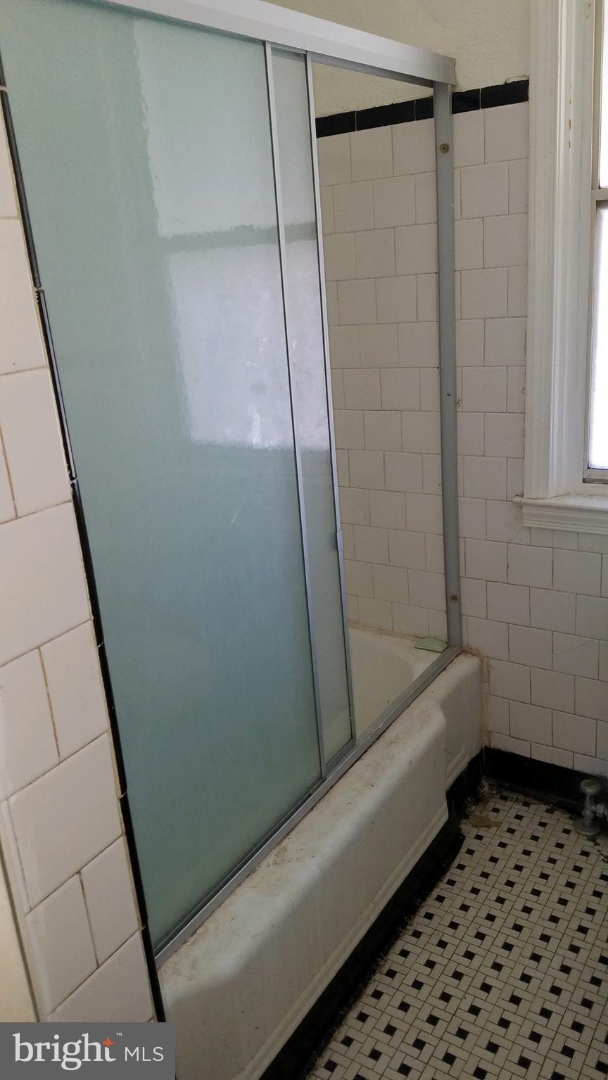 924 Wicklow Road Baltimore, MD 21229 - Photo 6 of 9 Full bathroom