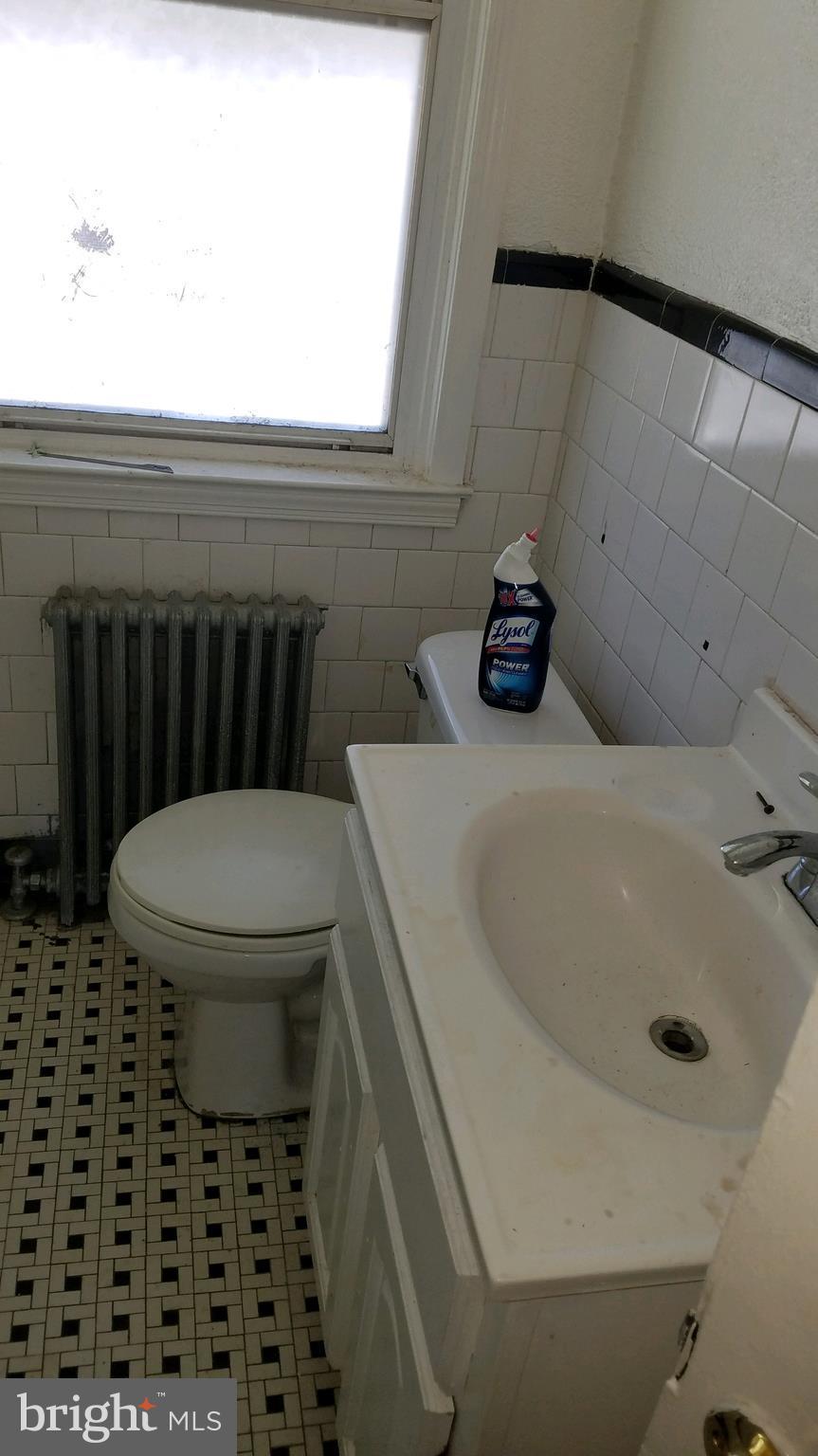 924 Wicklow Road Baltimore, MD 21229 - Photo 7 of 9 Full bathroom