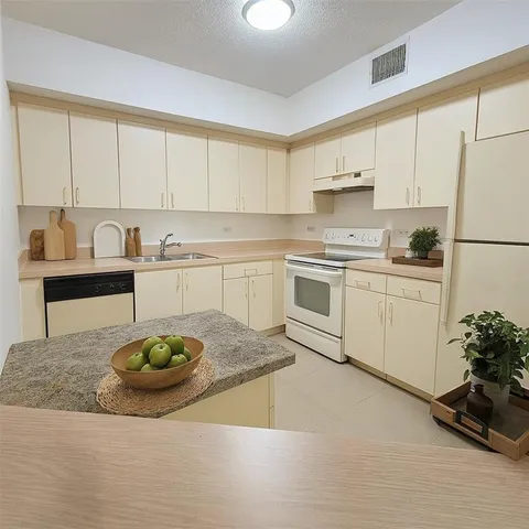 $1,690 | 3600 North 56th Avenue, Unit 105, Hollywood, FL 33021