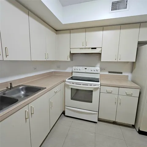 $1,690 | 3600 North 56th Avenue, Unit 105, Hollywood, FL 33021