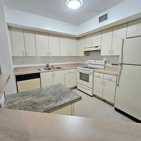 $1,690 | 3600 North 56th Avenue, Unit 105, Hollywood, FL 33021
