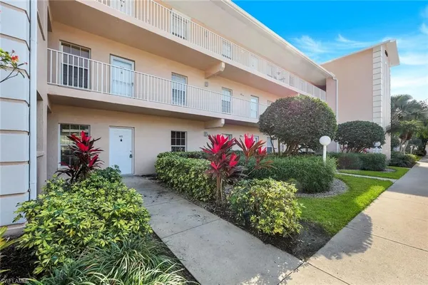 $2,200 | 3250 Cypress Glen Way, Unit 402, Naples, FL 34109