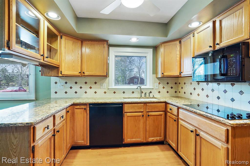 5891 Shaun Road West Bloomfield, MI 48322 - Photo 3 of 37