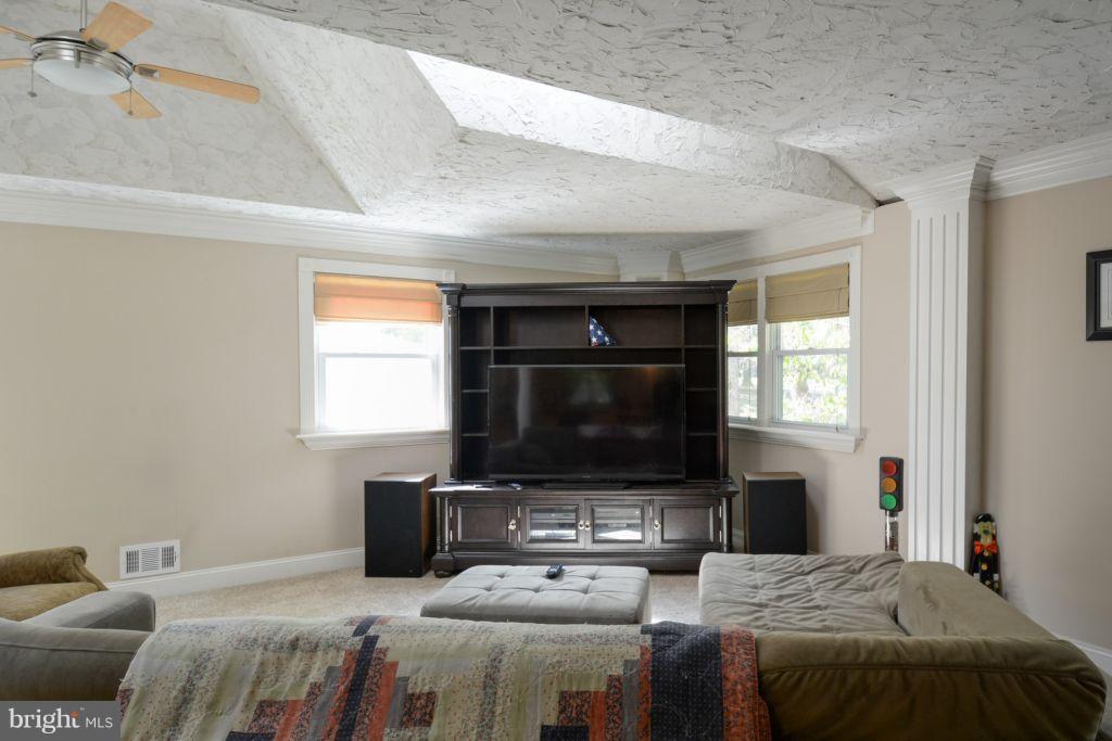 14101 Duckett Road Brandywine, MD 20613 - Photo 5 of 27 Living Room