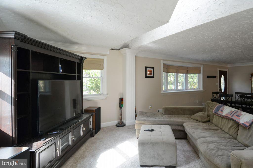 14101 Duckett Road Brandywine, MD 20613 - Photo 6 of 27 Living Room