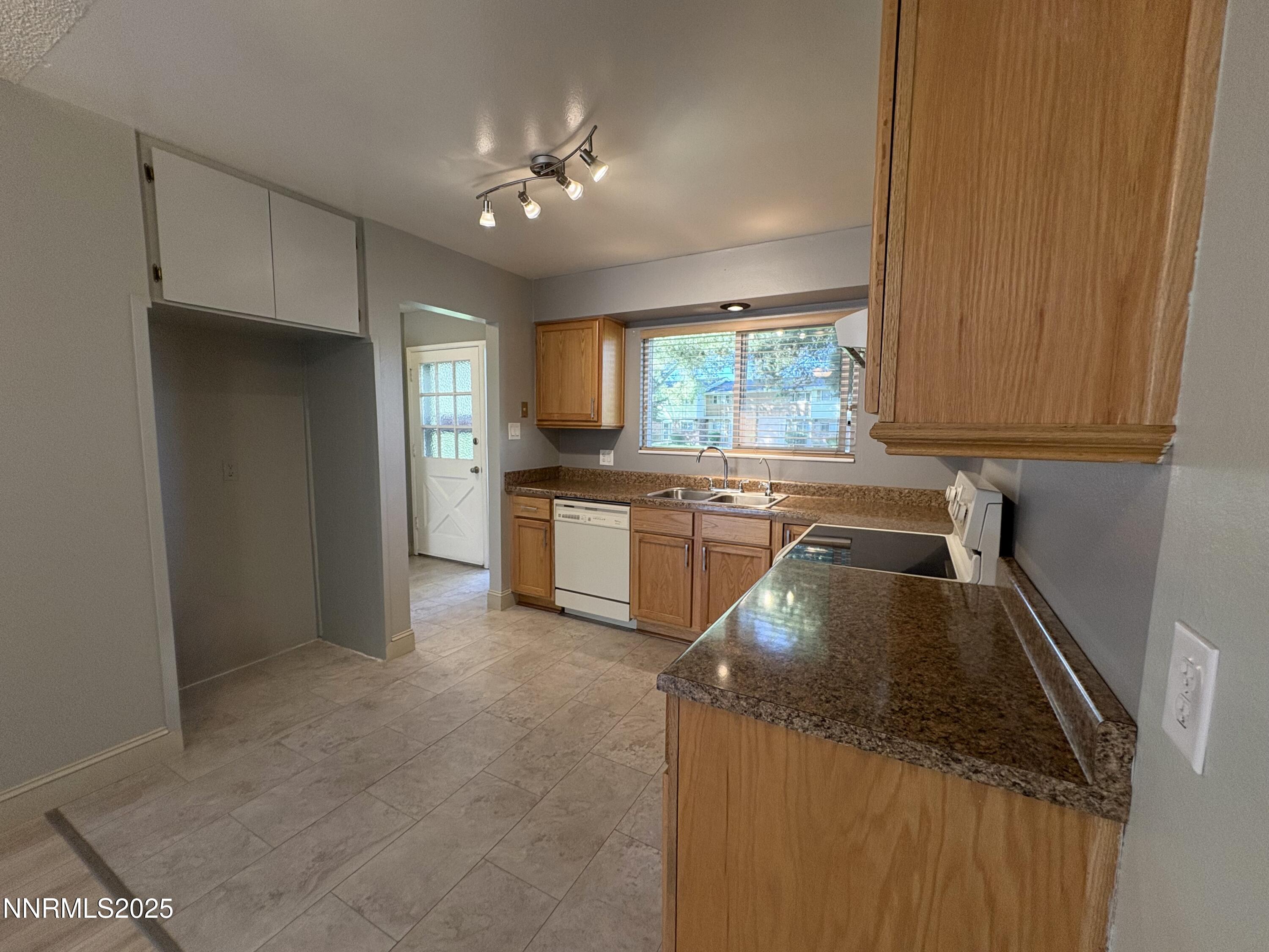 165 Smithridge Park Reno, NV 89502 - Photo 6 of 33 IMG_4374
