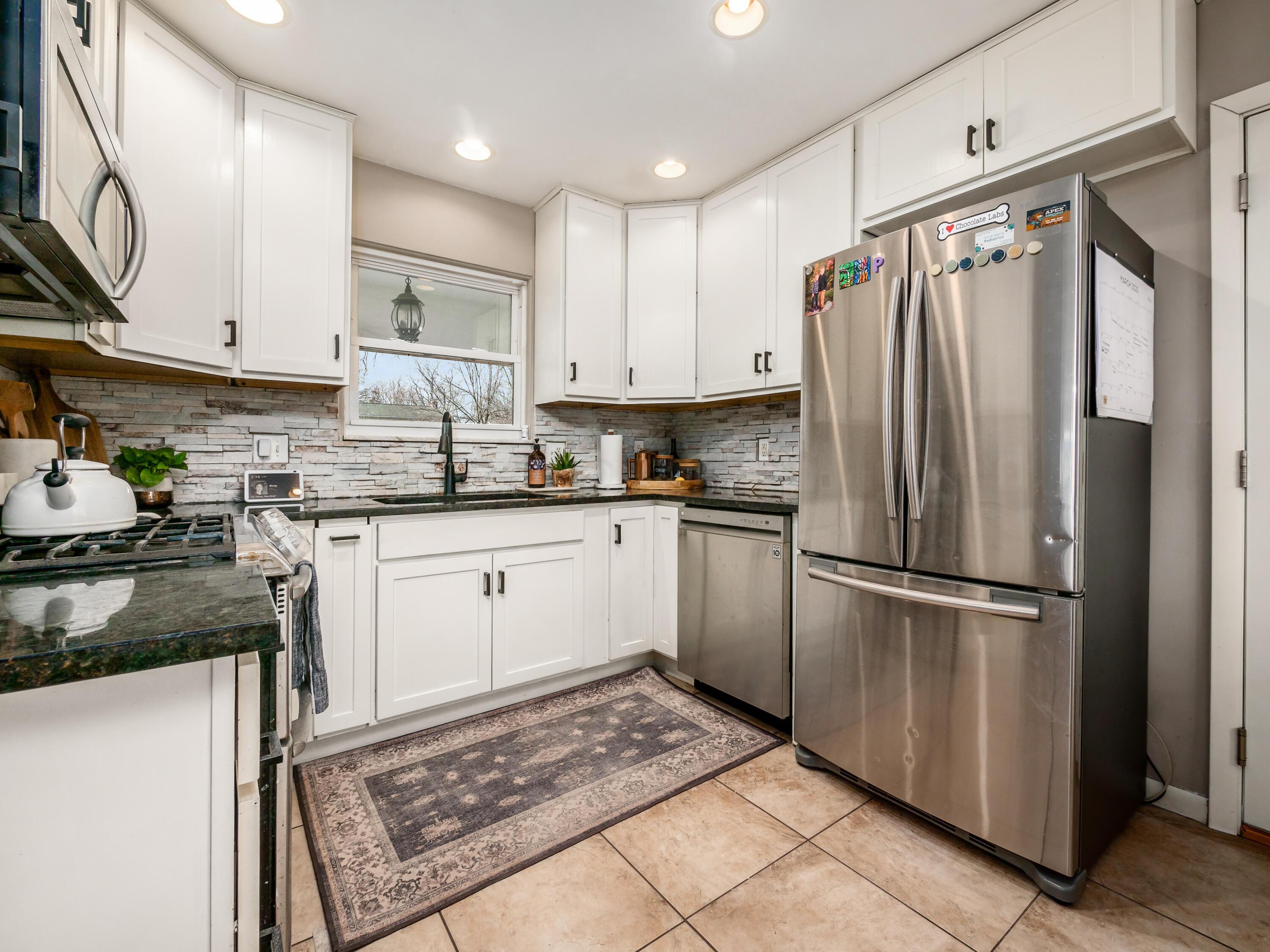 256 South Kellner Road Columbus, OH 43209 - Photo 20 of 49 Granite Countertops