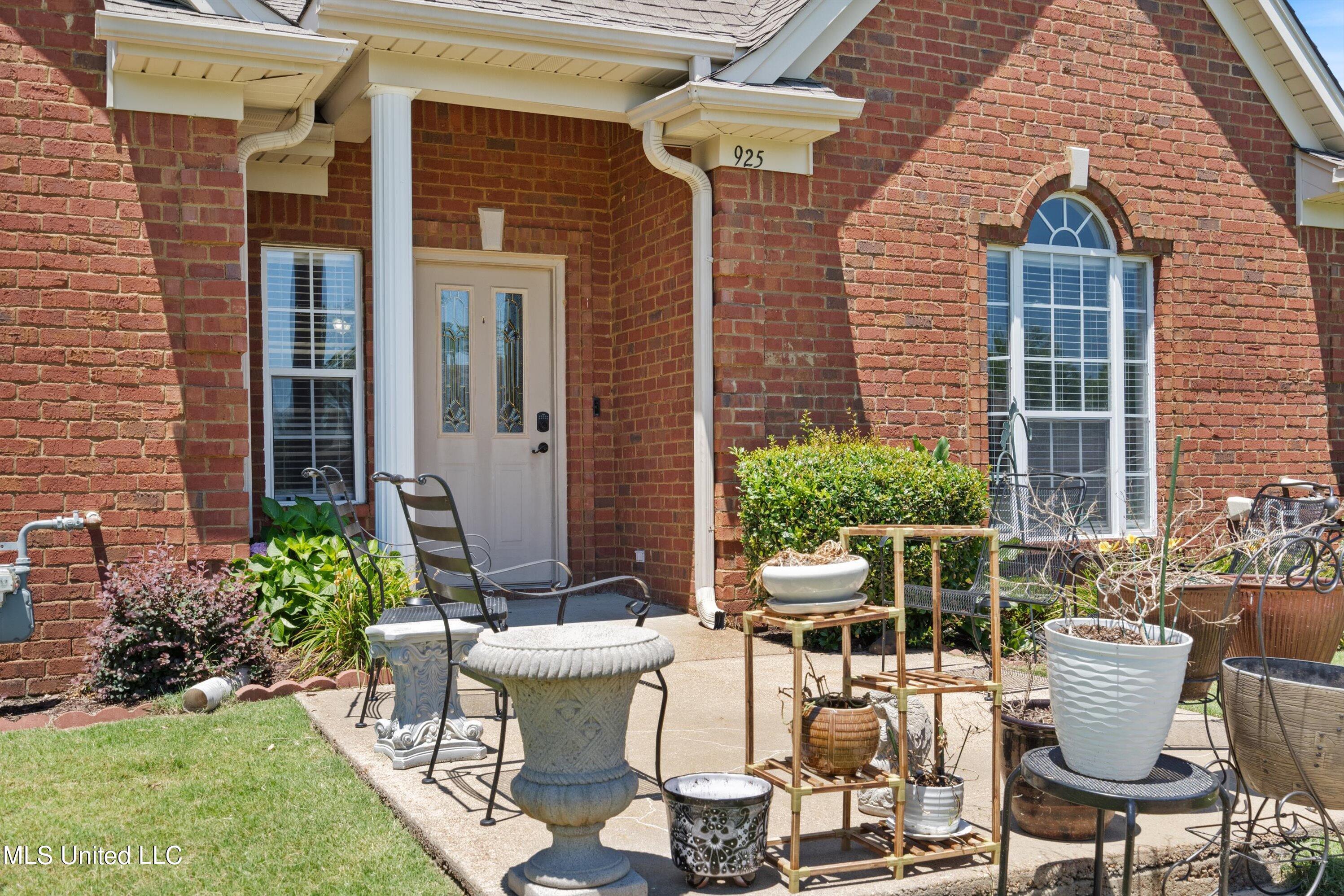 925 Cardinal Lane Hernando, MS 38632 - Photo 2 of 27 02-DSC1812