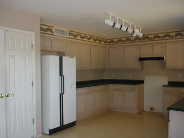 10386 West Piccadilly Road Avondale, AZ 85392 - Photo 3 of 5 Kitchen