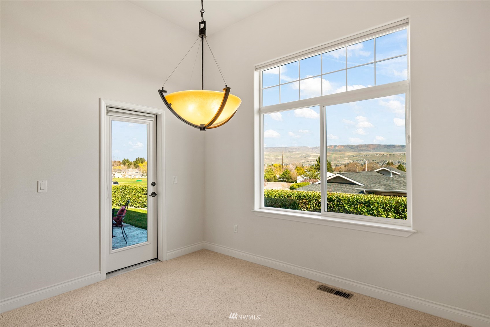 1845 Maple Street, Unit 9 Wenatchee, WA 98801 - Photo 12 of 20 an empty room with window