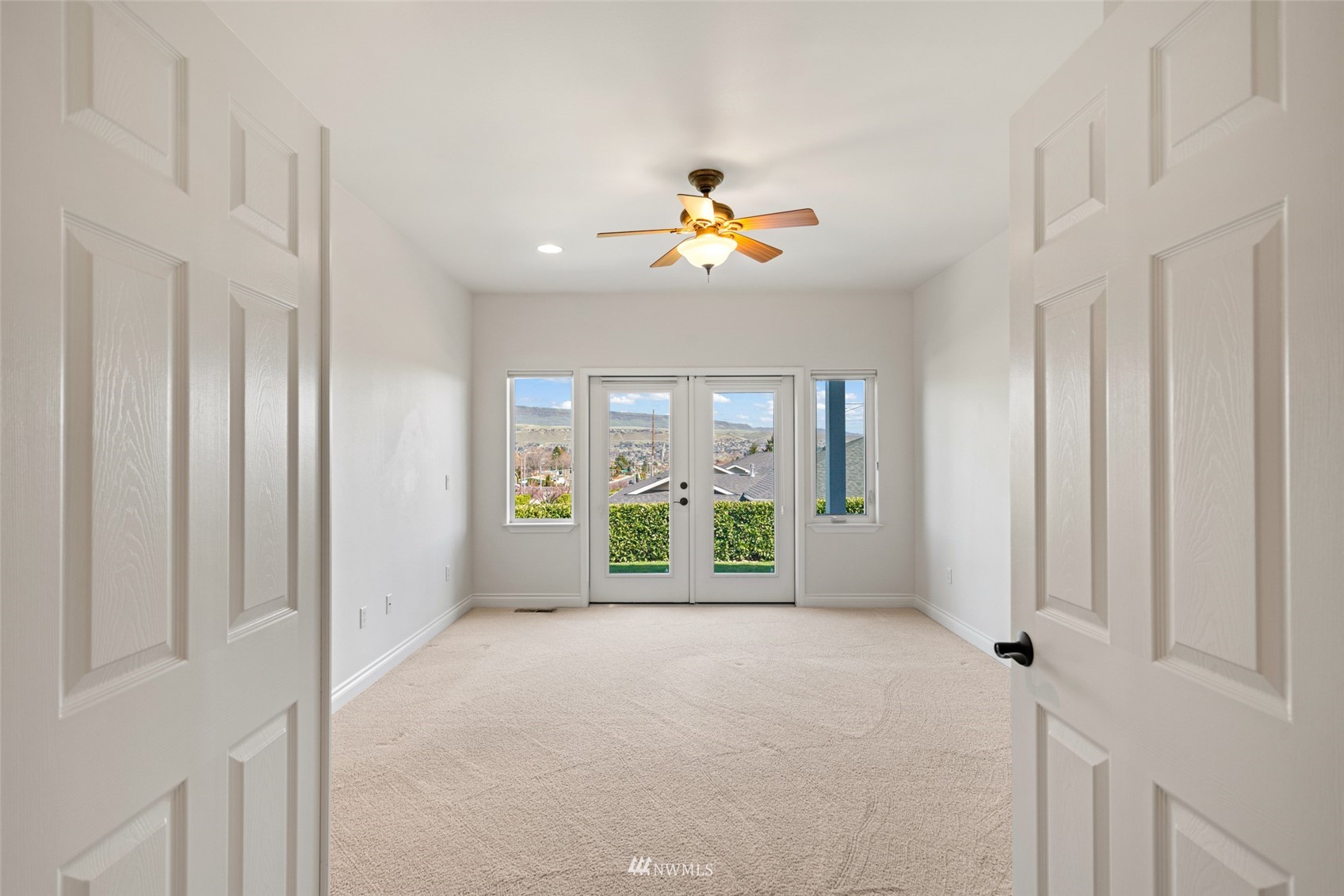 1845 Maple Street, Unit 9 Wenatchee, WA 98801 - Photo 14 of 20 a view of an entryway with a chandelier