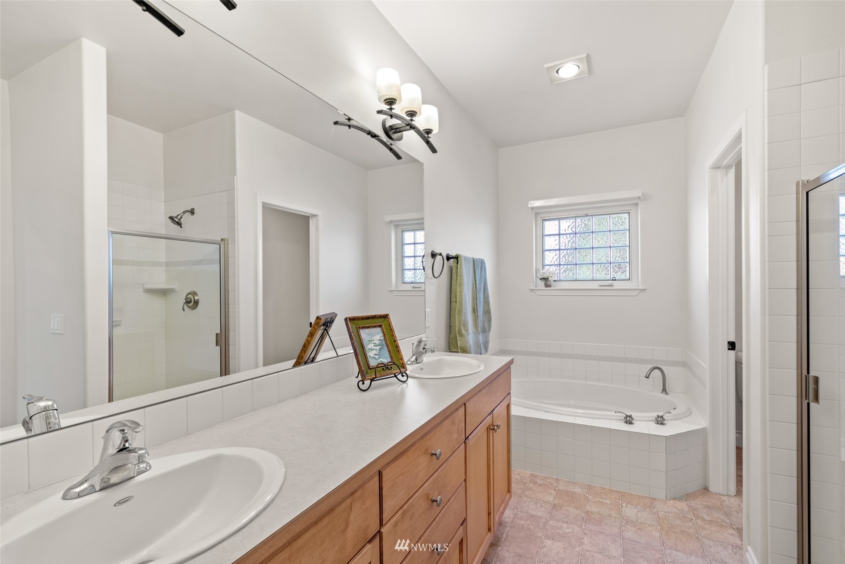 1845 Maple Street, Unit 9 Wenatchee, WA 98801 - Photo 16 of 20 a bathroom with a tub double sink and mirror