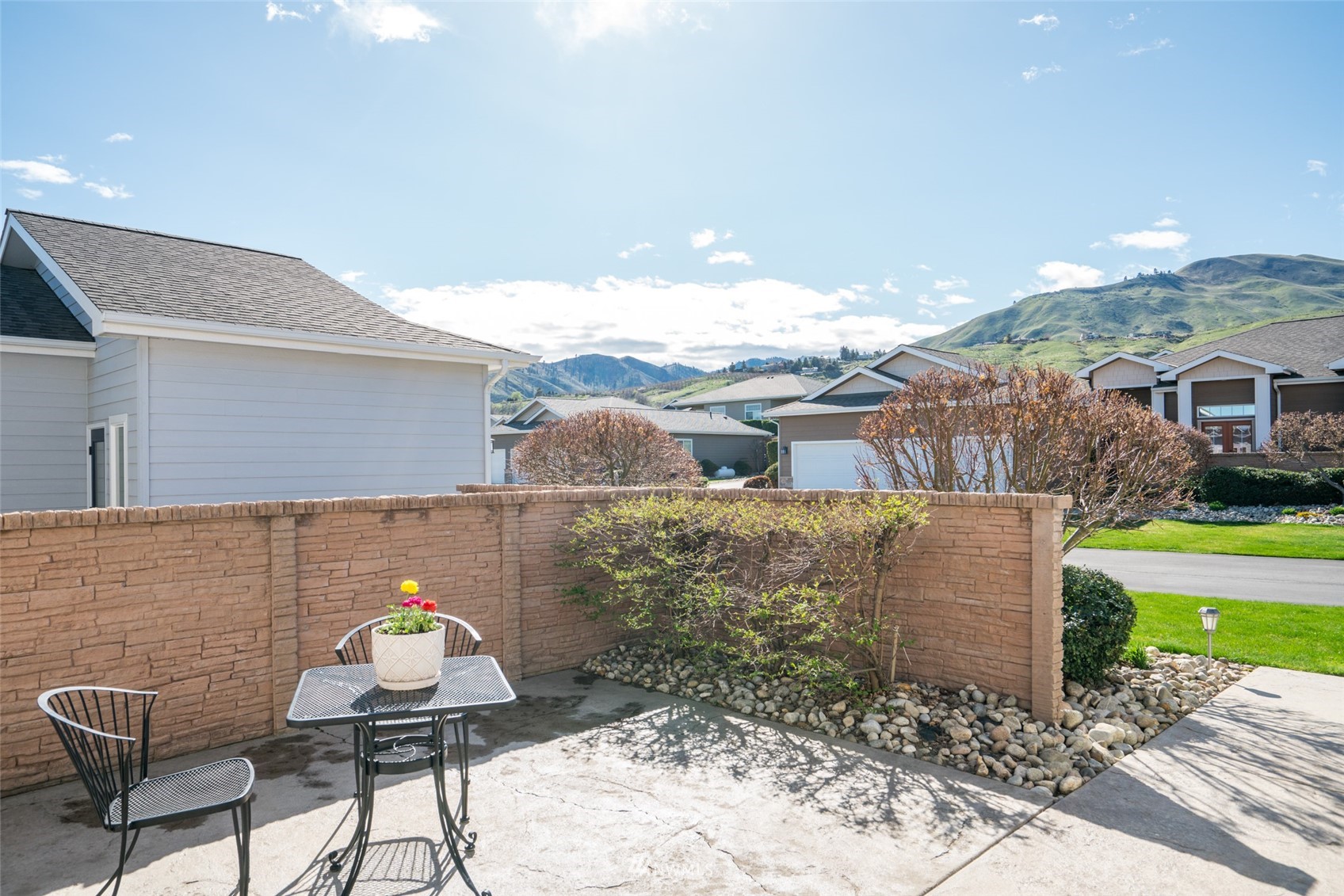 1845 Maple Street, Unit 9 Wenatchee, WA 98801 - Photo 17 of 20 a view of a chairs and table in the patio