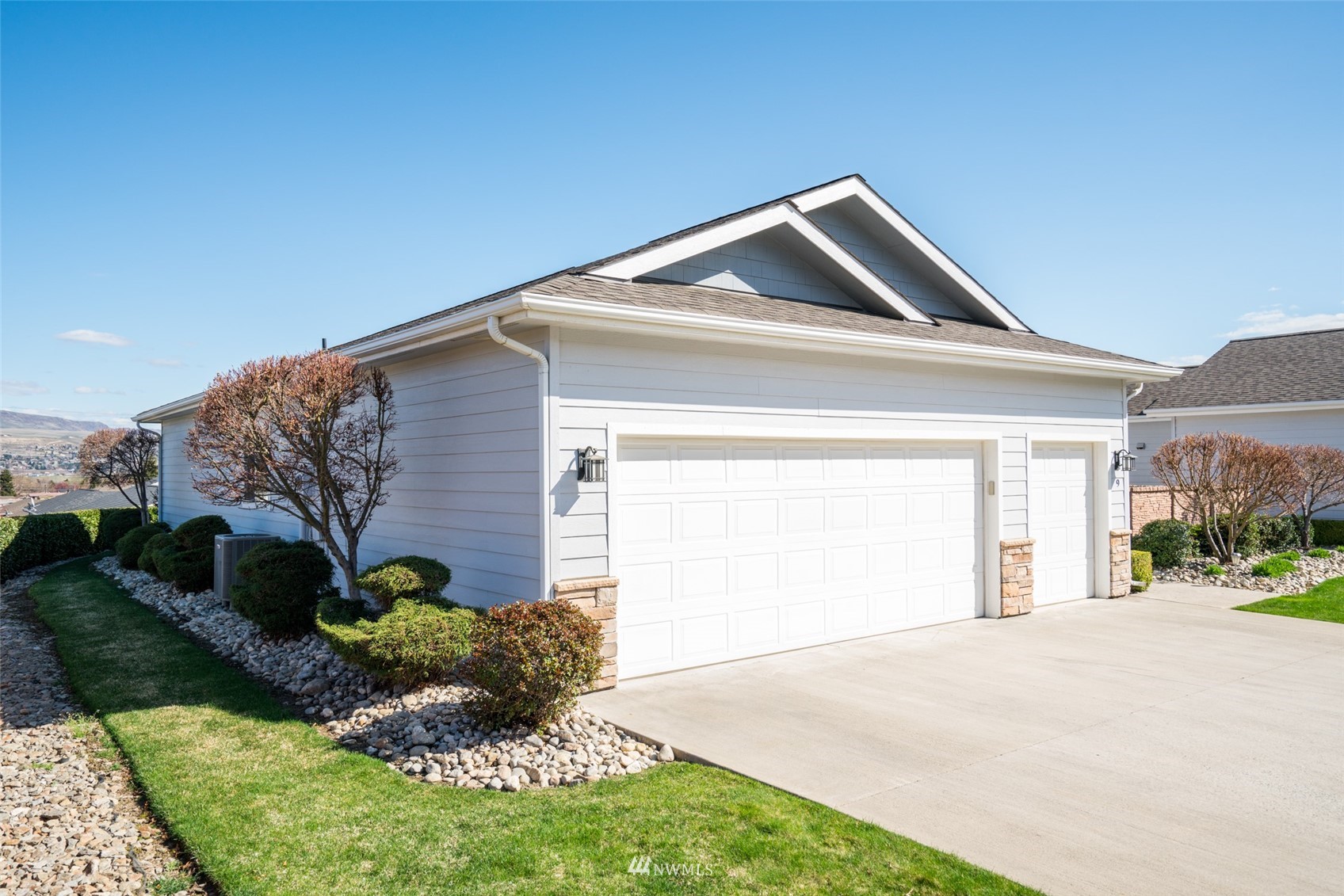 1845 Maple Street, Unit 9 Wenatchee, WA 98801 - Photo 20 of 20 a front view of a house with a yard