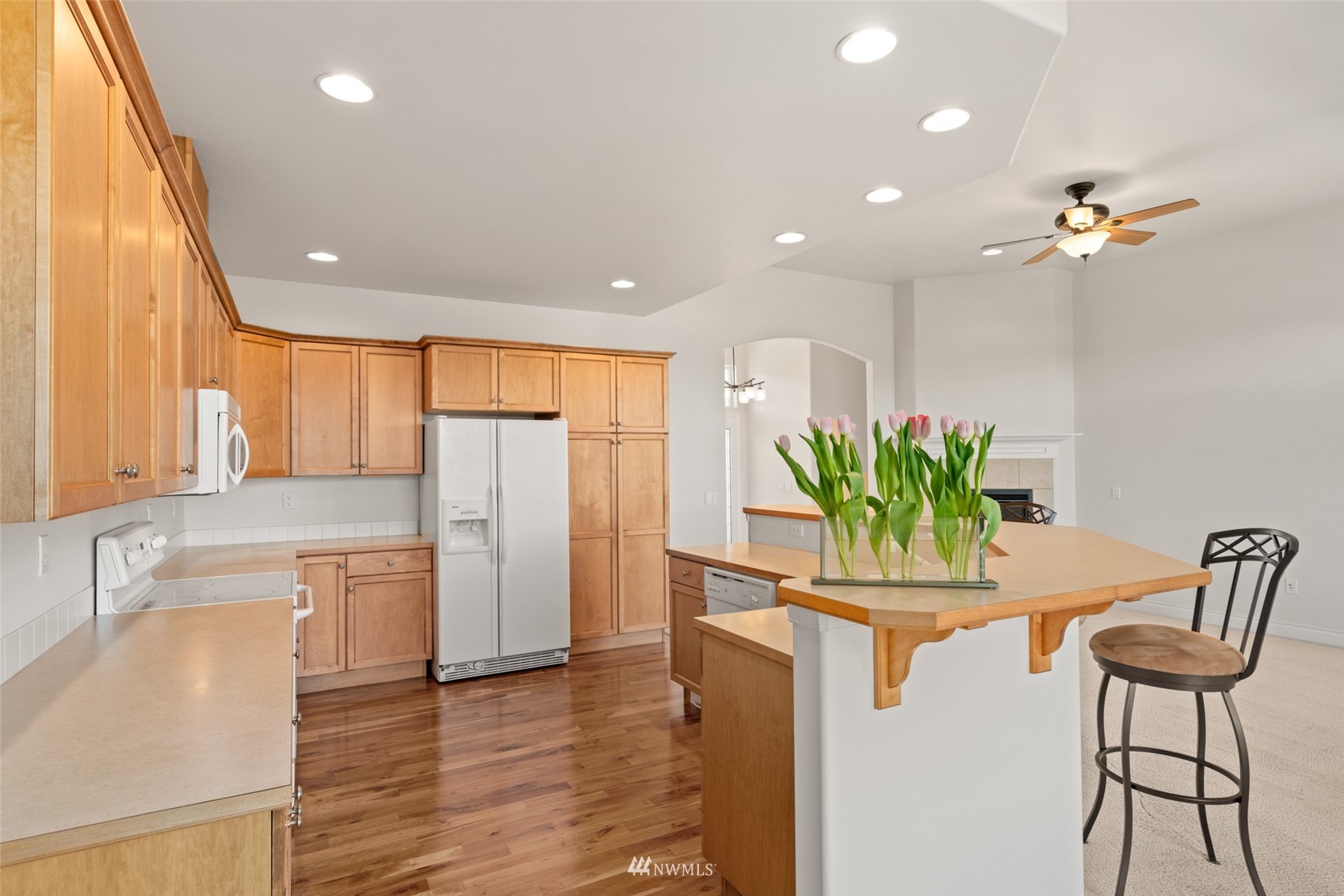 1845 Maple Street, Unit 9 Wenatchee, WA 98801 - Photo 8 of 20 a view of a kitchen with furniture and a potted plant