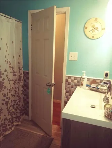 a view of a livingroom with furniture and a ceiling fan