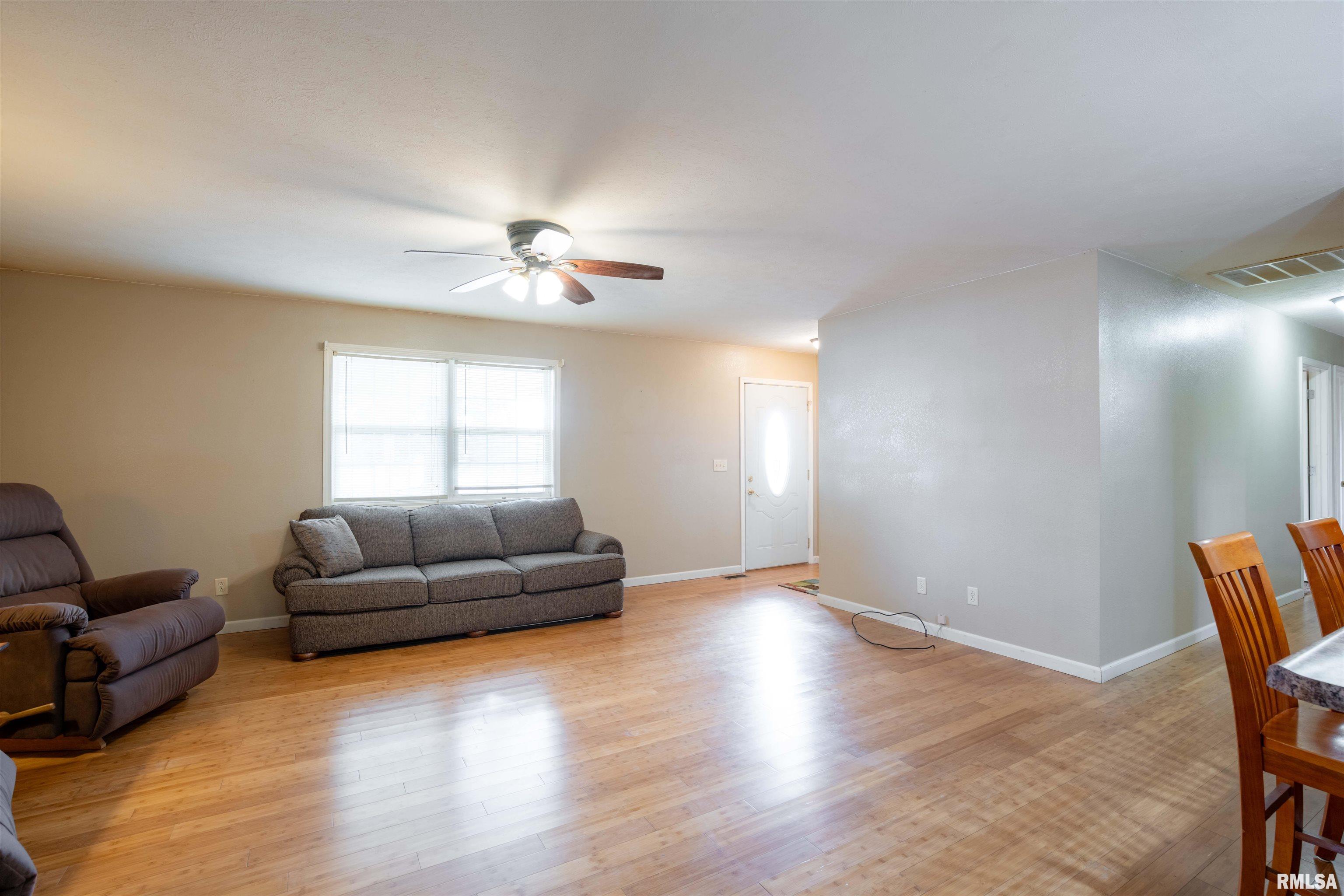 12855 Cleveland Lane Pittsburg, IL 62974 - Photo 7 of 32