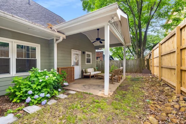 a view of a pathway with house in front of it