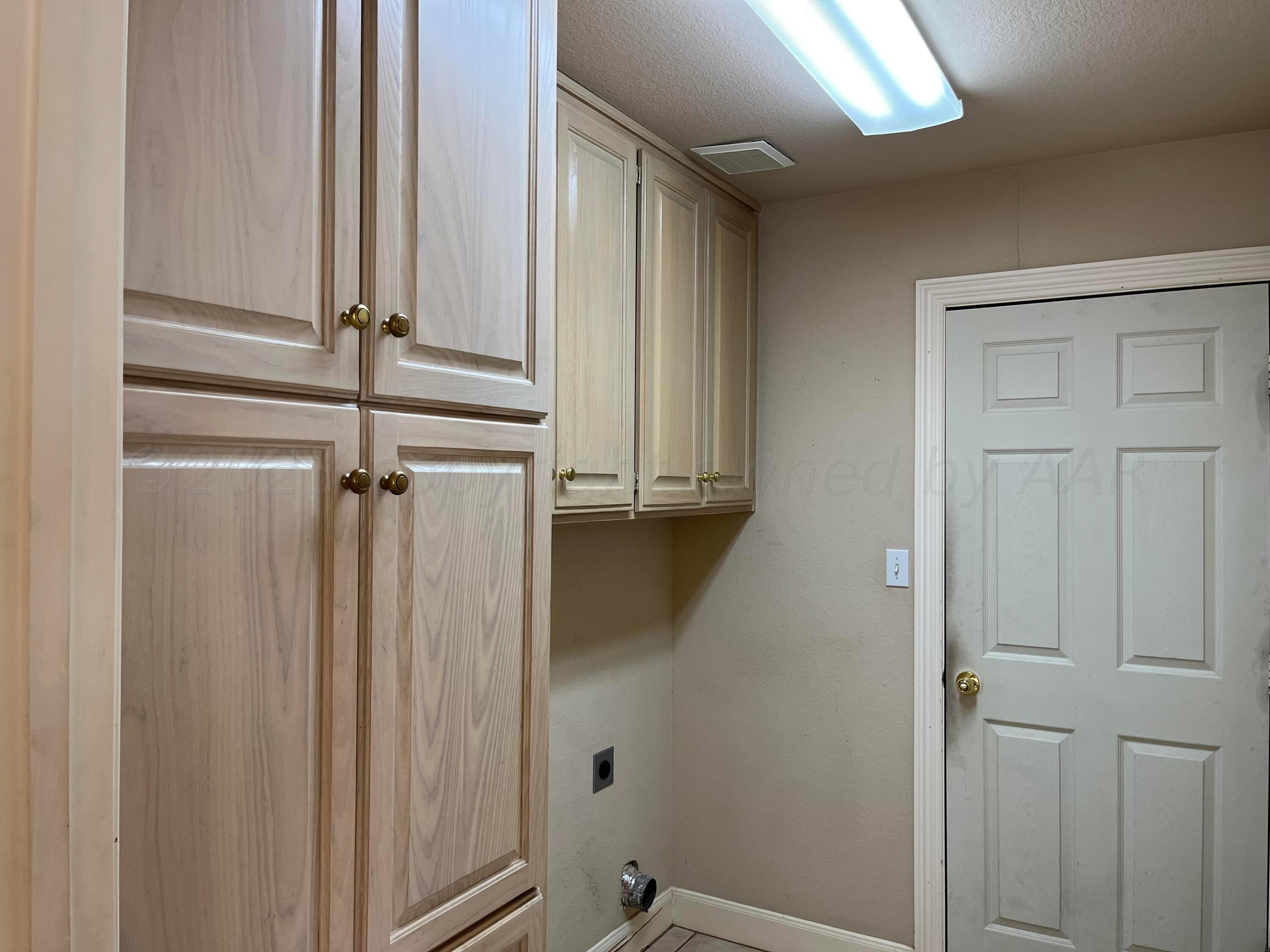 2 Windtree Amarillo, TX 79121 - Photo 6 of 15 a view of a closet