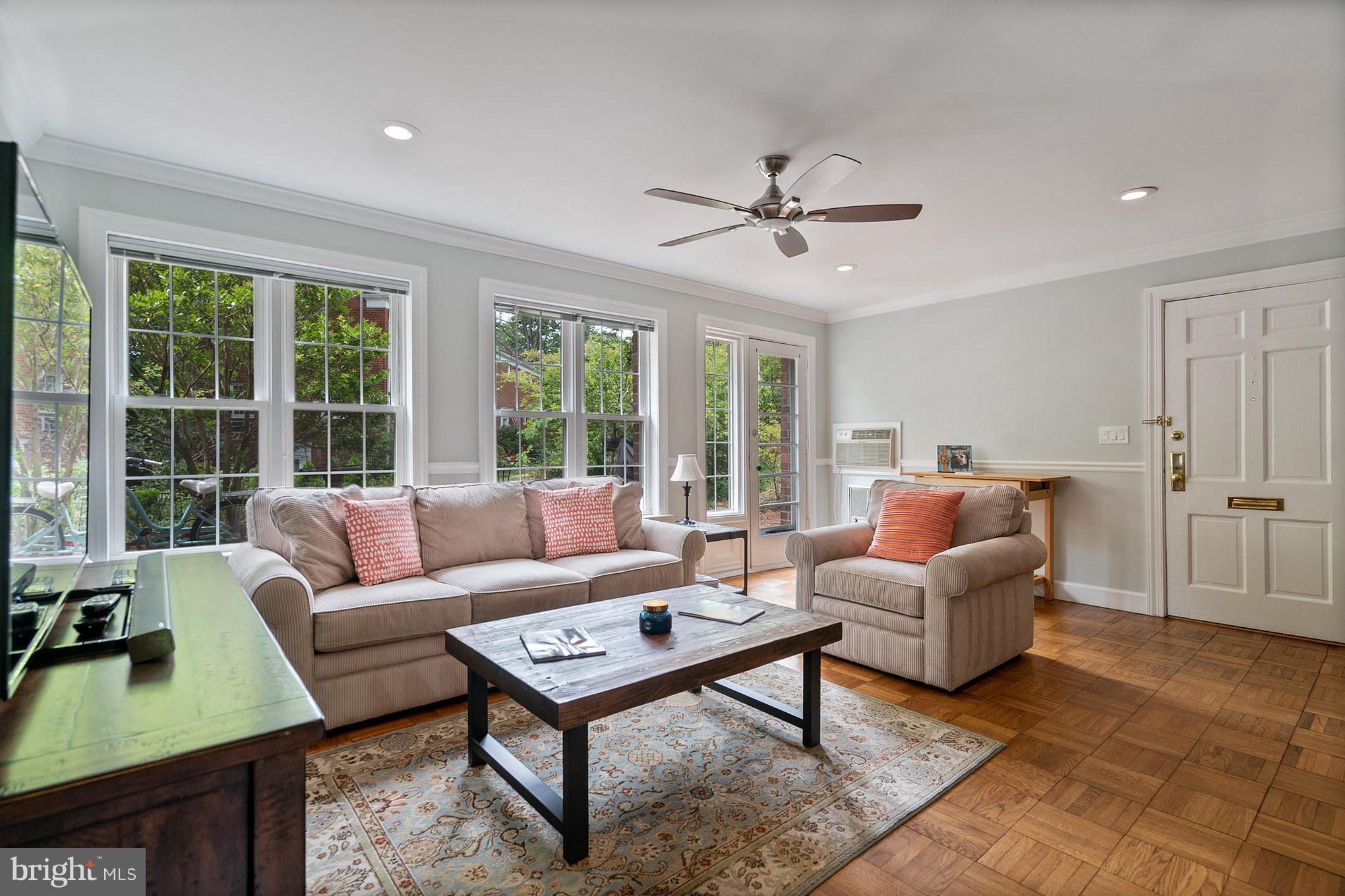 3210 Gunston Road Alexandria, VA 22302 - Photo 5 of 30 Living Room