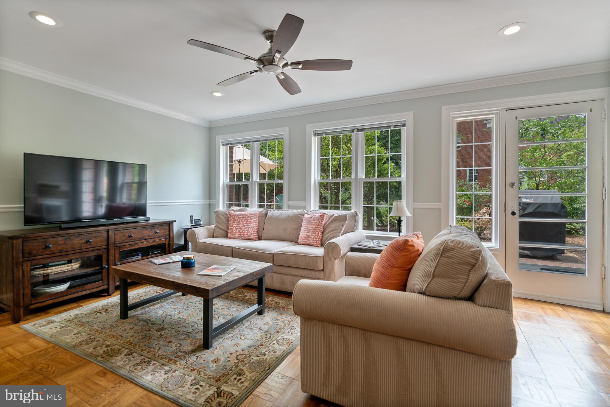 3210 Gunston Road Alexandria, VA 22302 - Photo 6 of 30 Living Room