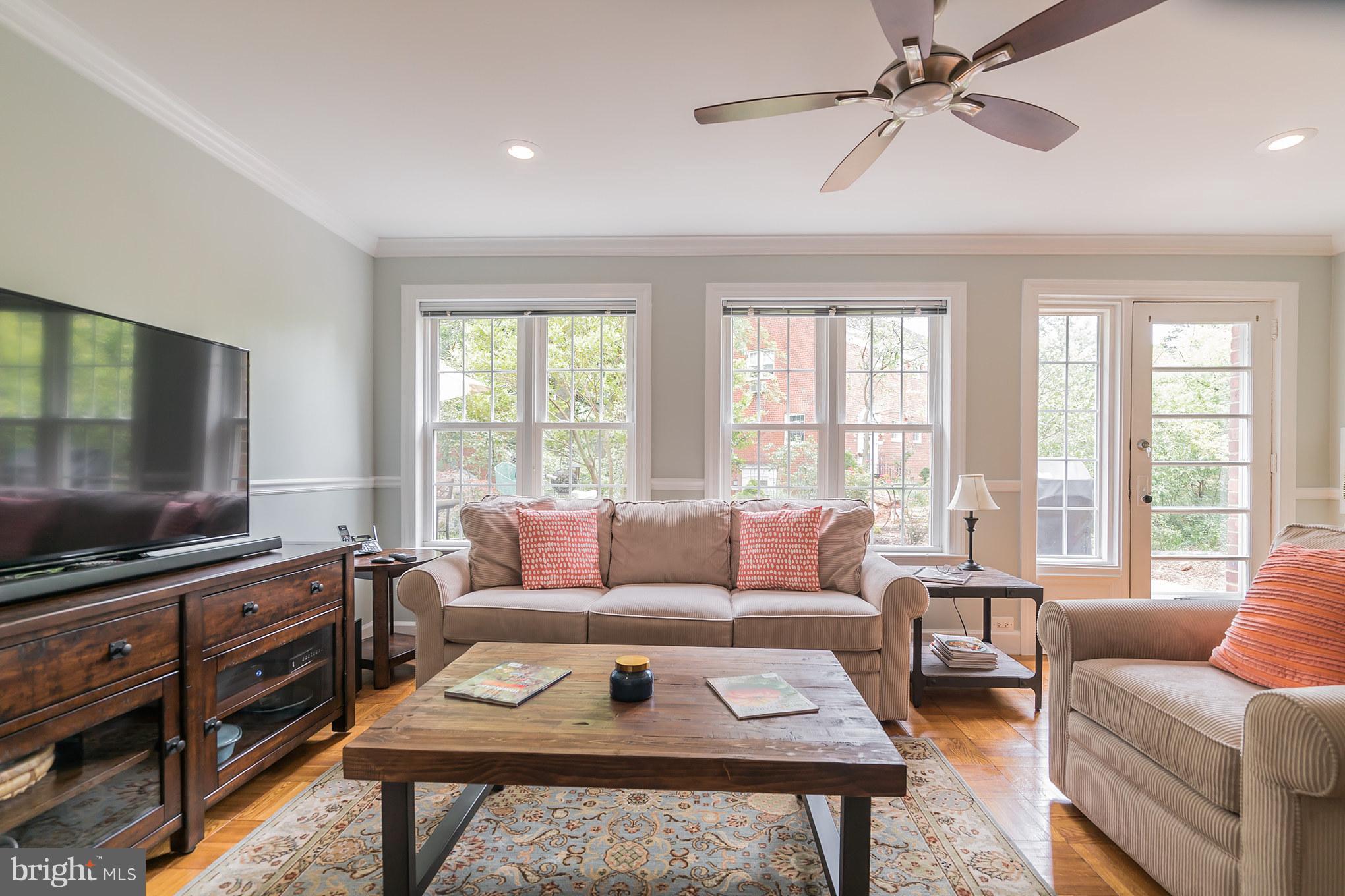 3210 Gunston Road Alexandria, VA 22302 - Photo 8 of 30 Living Room