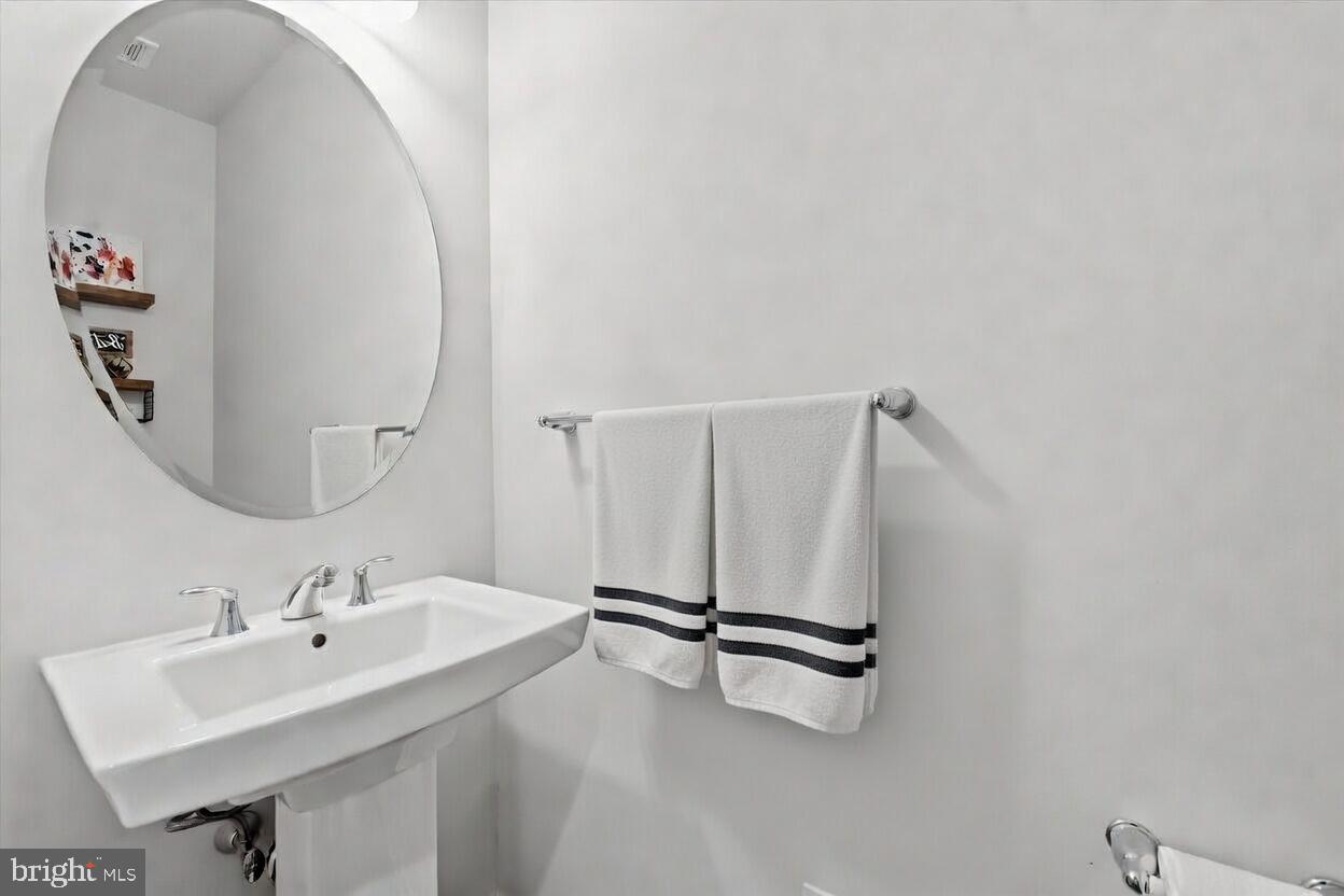 746 Switchman Road Media, PA 19063 - Photo 23 of 52 1st floor powder room