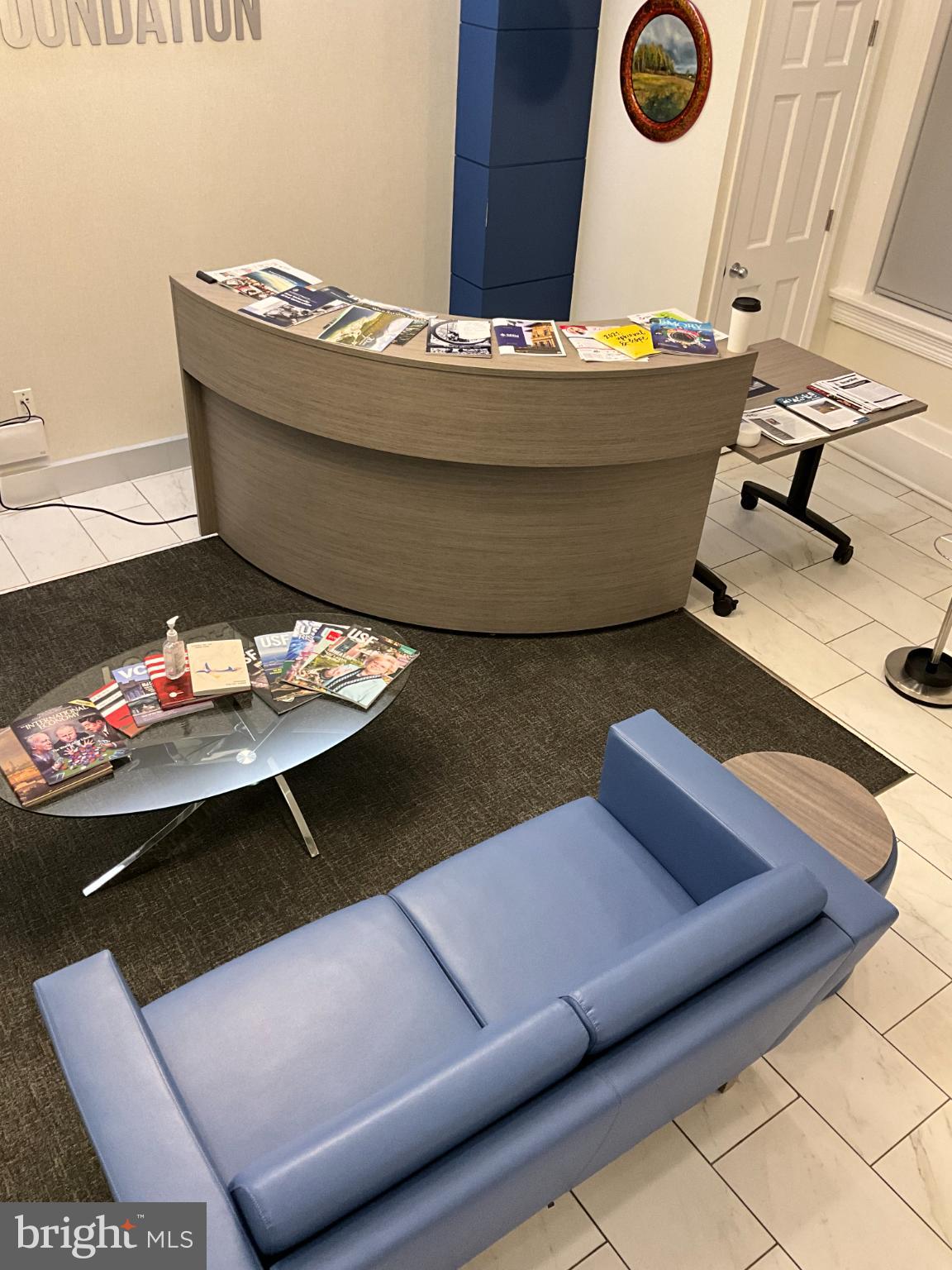 1230 17th Street Northwest Washington, DC 20036 - Photo 4 of 12 a room with furniture