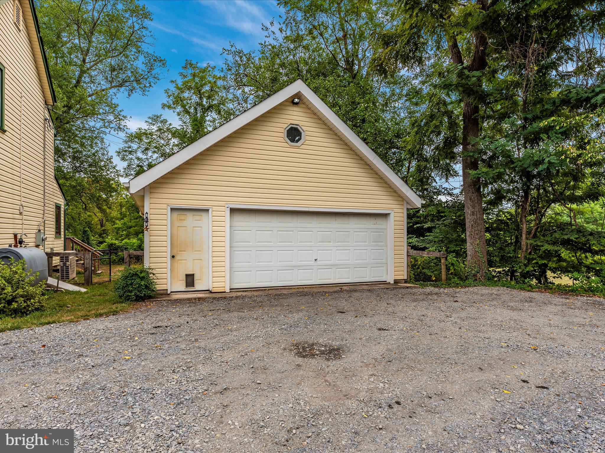 22121 Dickerson Road Dickerson, MD 20842 - Photo 3 of 62 P8A_4032