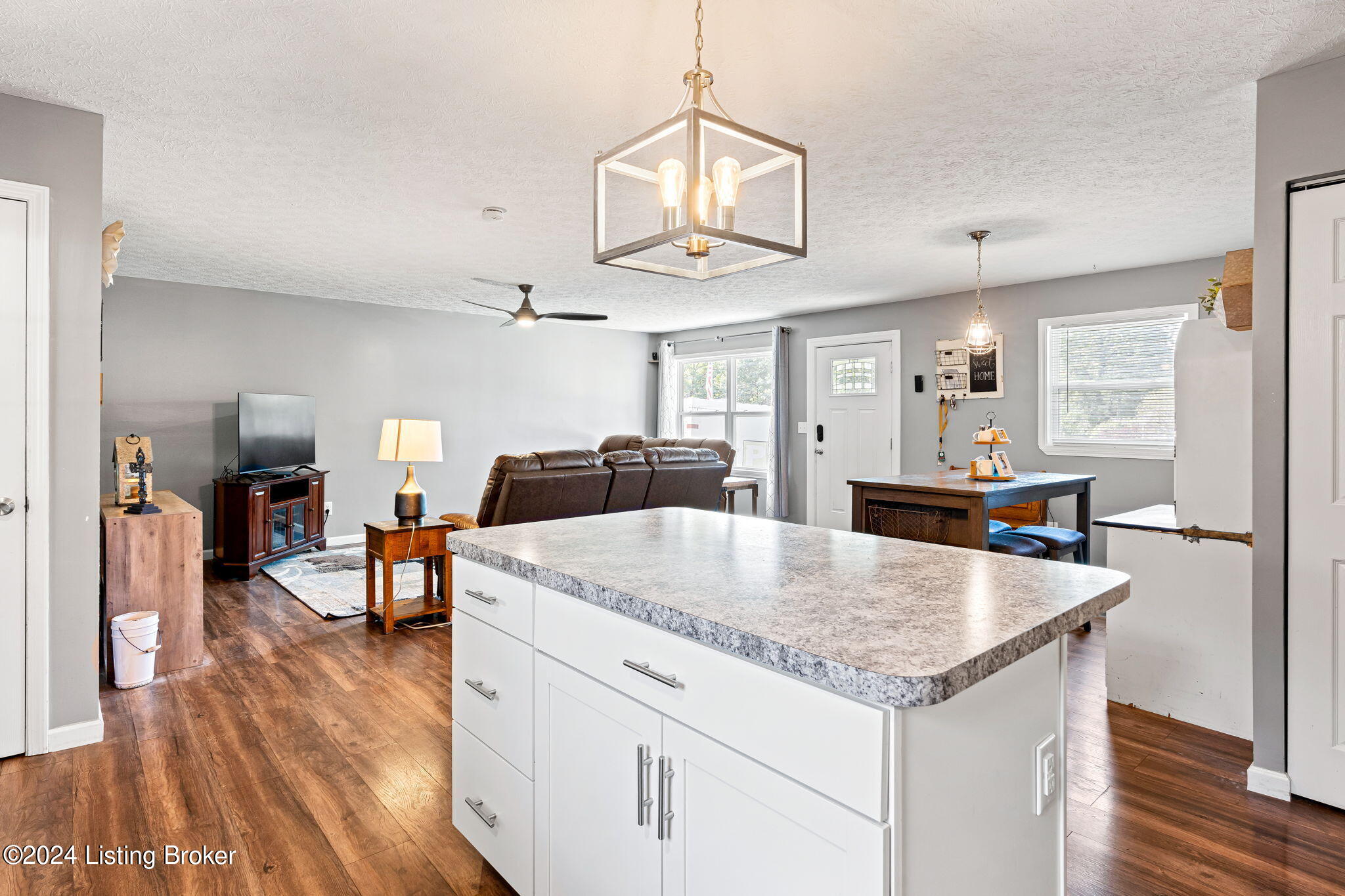 368 Glenview Road Louisville, KY 40229 - Photo 10 of 30 368 Glenview Rd (26 of 39)