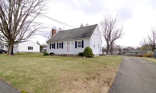 a view of a yard with a house