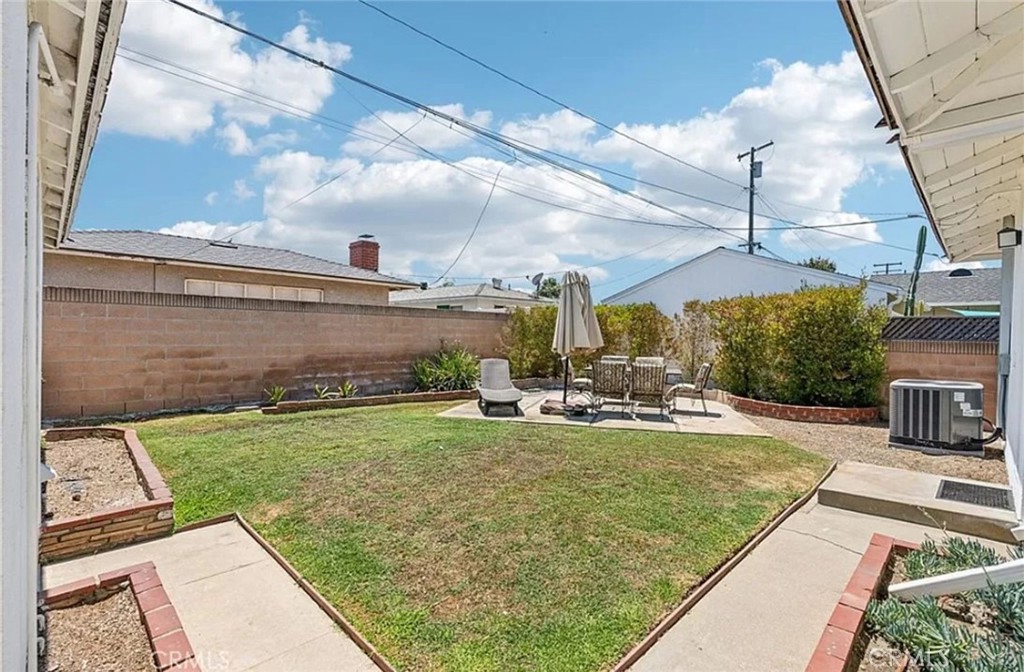5340 East Mezzanine Way Long Beach, CA 90808 - Photo 15 of 18 a view of a backyard with sitting area