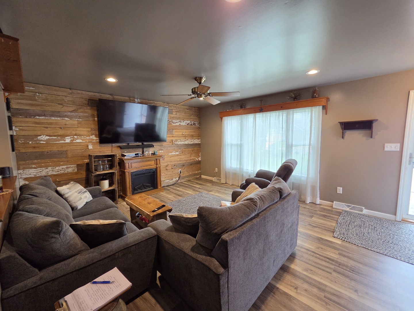1000 West McKinley Road Ottawa, IL 61350 - Photo 5 of 19 a living room with furniture and a flat screen tv
