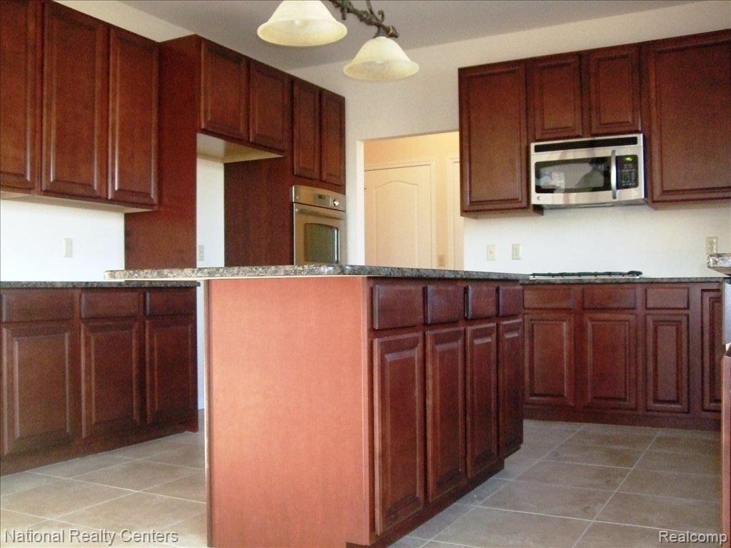 3470 Shadwell Lane Rochester, MI 48306 - Photo 13 of 23 Franklin Kitchen2