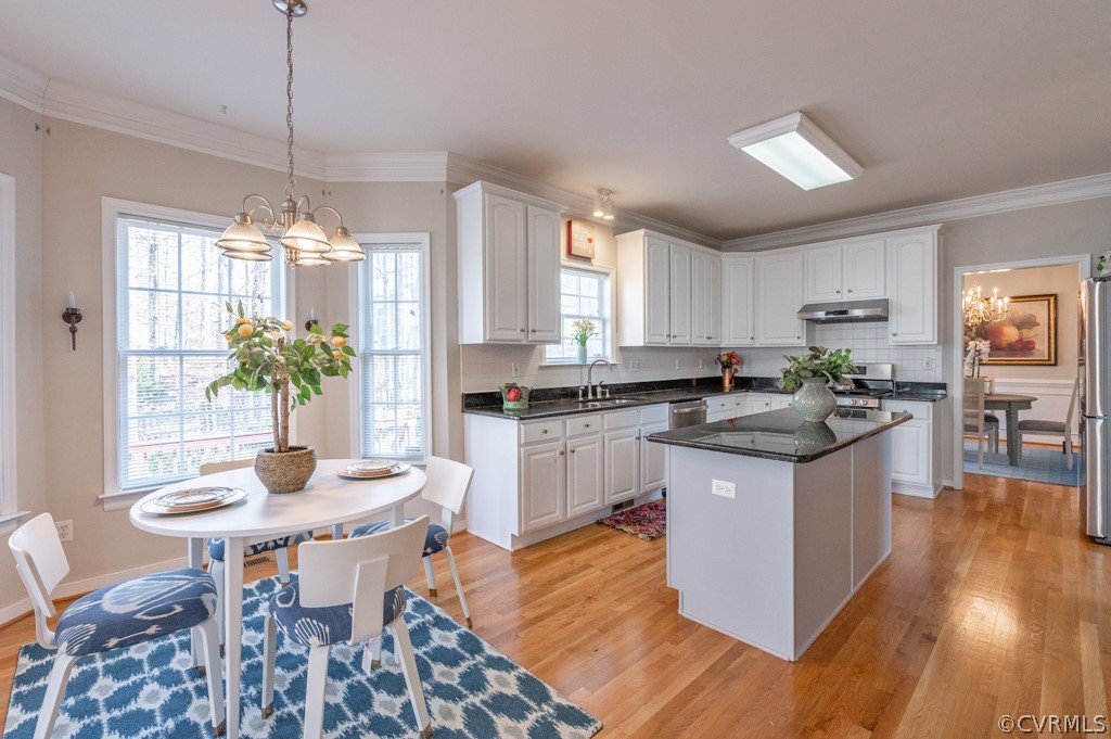 1313 Goswick Ridge Road Midlothian, VA 23114 - Photo 14 of 31 a kitchen with a table and chairs in it