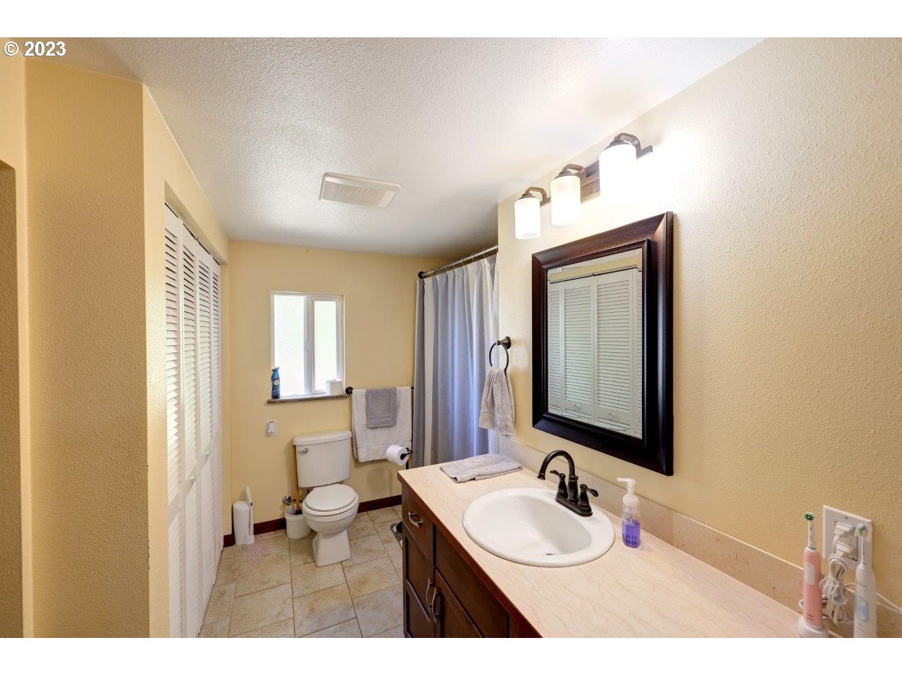 6314 Sandridge Road Long Beach, WA 98631 - Photo 13 of 24 a en suite bathroom with a double vanity sink and a mirror