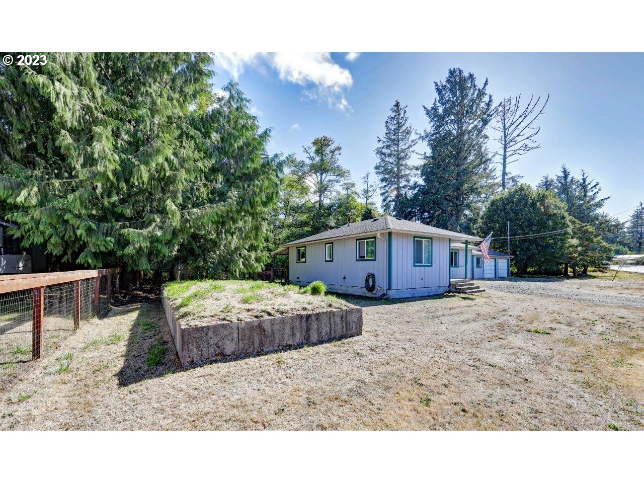 6314 Sandridge Road Long Beach, WA 98631 - Photo 21 of 24 a backyard of a house with table and chairs