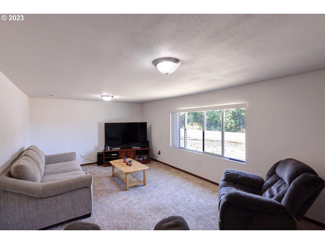 6314 Sandridge Road Long Beach, WA 98631 - Photo 4 of 24 a living room with furniture and a flat screen tv