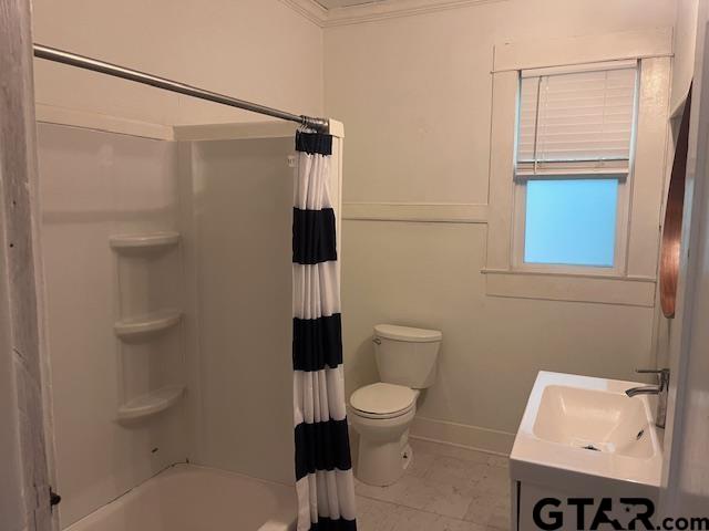 617 West Dobbs Street Tyler, TX 75701 - Photo 15 of 19 a bathroom with a toilet a sink and shower