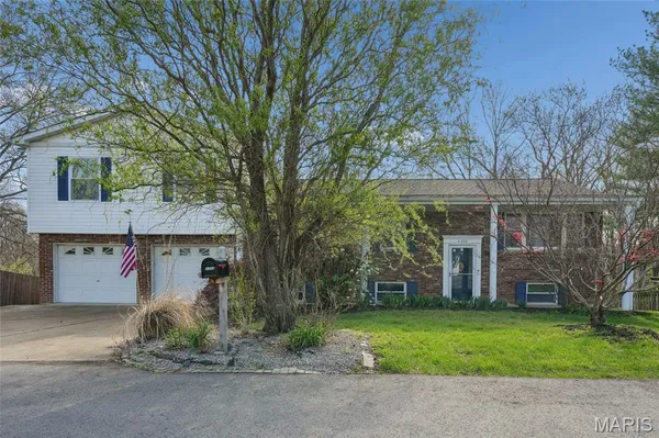 $273,500 | 2332 Mickey Drive, High Ridge, MO 63049