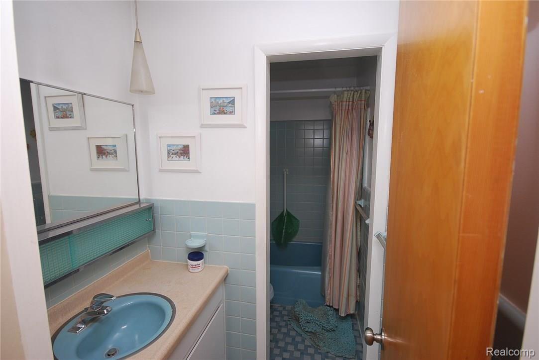 7745 Spencer Road South Lyon, MI 48178 - Photo 13 of 27 Main Bath
