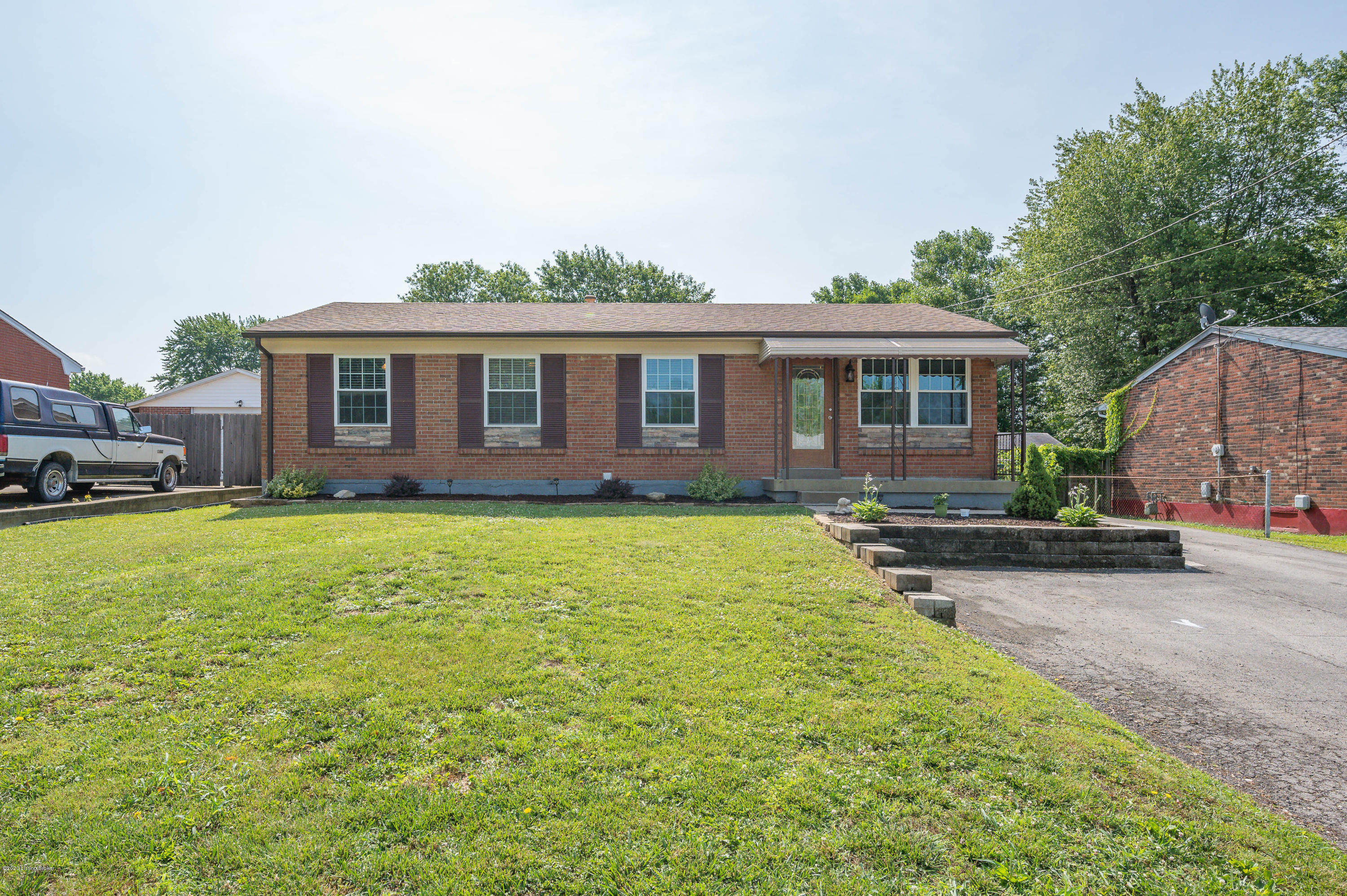 158 Overlook Road Louisville, KY 40229 - Photo 1 of 23 Front of home