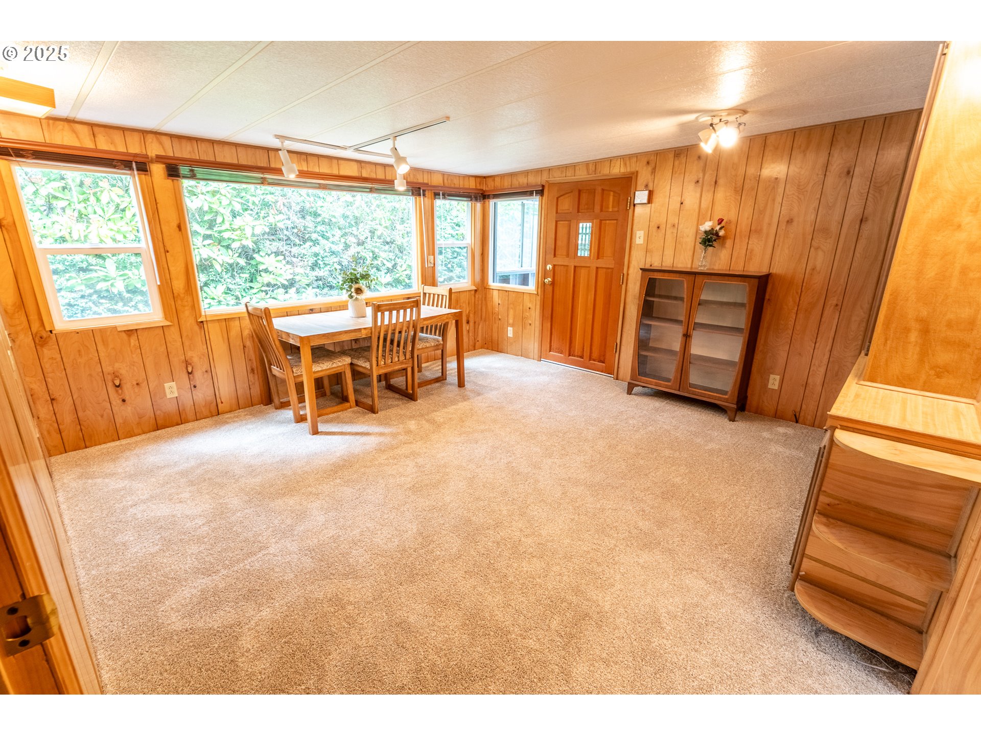 1600 Rhododendron Drive, Unit 207 Florence, OR 97439 - Photo 17 of 43 Dining Room