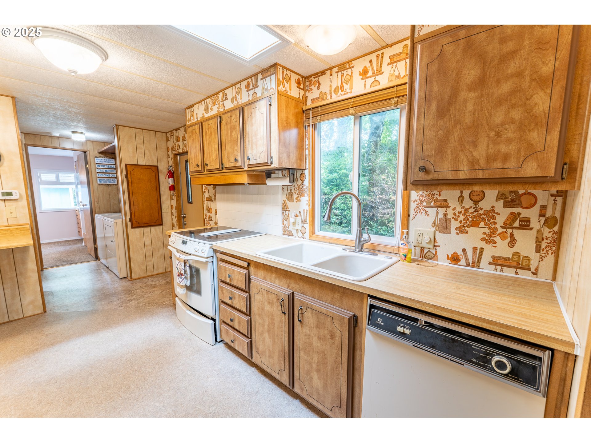 1600 Rhododendron Drive, Unit 207 Florence, OR 97439 - Photo 9 of 43 Kitchen