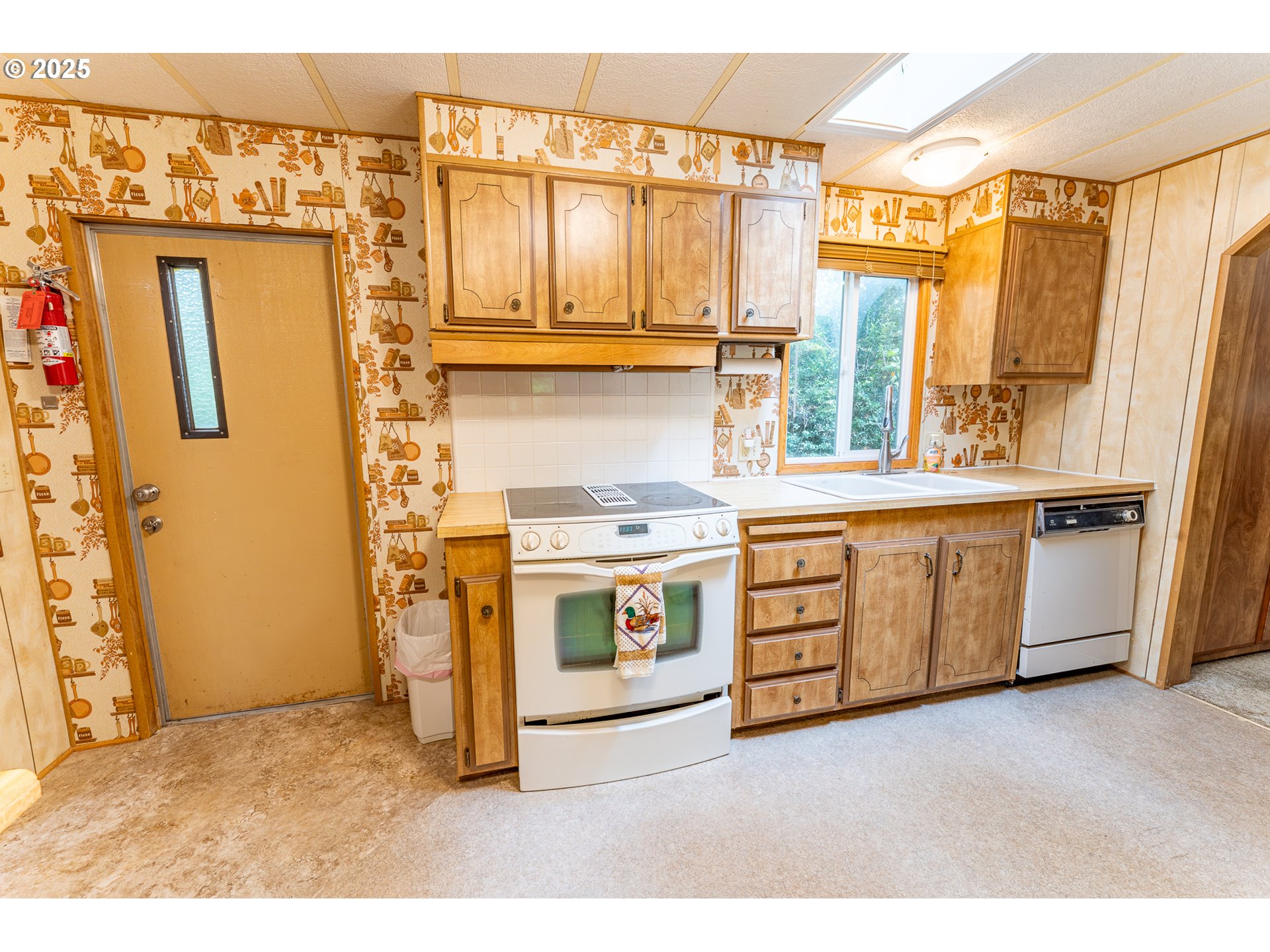 1600 Rhododendron Drive, Unit 207 Florence, OR 97439 - Photo 10 of 43 Kitchen