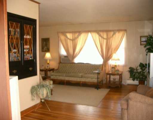 609 Main Road Tiverton, RI 02878 - Photo 3 of 5 Living Room.
