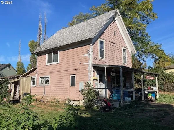a view of house with backyard