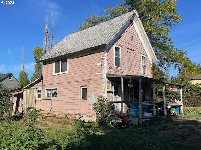 a view of house with backyard