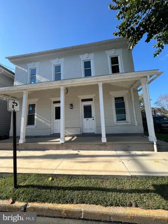 a view of front of house with a yard